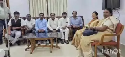 बैकुंठपुर: बैकुंठपुर रेस्टहाउस में गोंडवाना गणतंत्र पार्टी के प्रदेश अध्यक्ष संजय कमरों के नेतृत्व में विश्व आदिवासी दिवस पर चर्चा