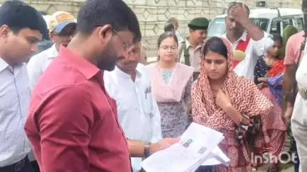 अररिया: गैयारी पंचायत के पश्चिम टोला के मतदाताओं को गणना प्रपत्र के साथ संलग्न दस्तावेजों की दी गई जानकारी