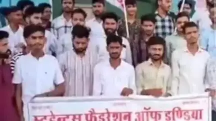सीकर: शेखावाटी विश्वविद्यालय में विभिन्न मांगों को लेकर छात्र संगठन एसएफआई ने किया प्रदर्शन