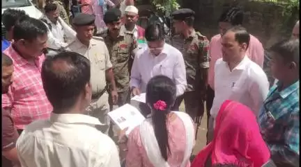 बहादुरपुर: डीएम ने बहादुरपुर विधानसभा के विभिन्न मतदान केंद्रों का औचक निरीक्षण किया, कई निर्देश दिए