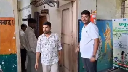 धनबाद/केंदुआडीह: धनबाद नगर निगम कार्यालय में बिल भुगतान को लेकर बवाल, लेखा पदाधिकारी पर संवेदकों ने लगाए गंभीर आरोप