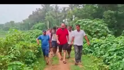 ଭଦ୍ରକ ଗ୍ରାମାଞ୍ଚଳ: ଭଦ୍ରକ ରେ ସାଳନ୍ଦୀ ନଦୀରେ ବନ୍ଯା ଆସି ଭଦ୍ରକ ଅଞ୍ଚଳ ର ବହୁ ଜନଜୀବନ ପ୍ରଭାବିତ, ଜଳବନ୍ଦୀ ଥିବା ପରିବାରକୁ ଭେଟିଲେ ଭଦ୍ରକ ବିଧାୟକ।