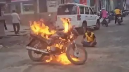 केज: शहरातील कानडी रोडवर भर रस्त्यावर दुचाकी पेटवून तरुणाचा थरार, नागरिक भयभीत