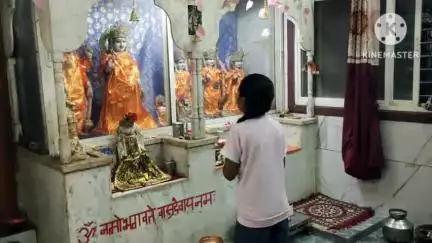 पंधाना: बोरगांव बुजुर्ग: लक्ष्मीनारायण मंदिर में शयन आरती के बाद मंदिर के पट बंद