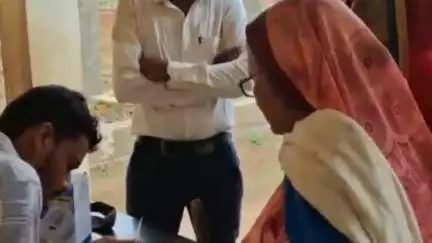 मनगवां: मनगवां के गंगेव में शिविर की व्यवस्था देख कर्मचारियों पर भड़के विधायक नरेंद्र प्रजापति