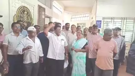 हातकणंगले: तुंबलेली गटारीच्या समस्येवर इचलकरंजी तील मोठे तळे खोकीधारक संघटनेच्या वतीने इचलकरंजी महानगरपालिका उपायुक्त यांना निवेदन