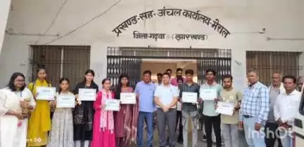 मेराल: बीडीओ ने ब्लॉक के मैट्रिक व इंटर टॉपरों को प्रशस्ति पत्र देकर सम्मानित किया