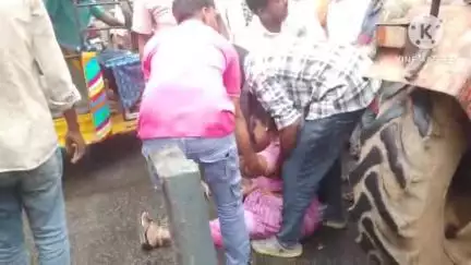 పట్టణంలో ద్విచక్ర వాహనం నుంచి కింద పడి మహిళకు గాయాలు