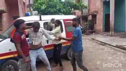 सादाबाद: सादाबाद तहसील में 3-4 युवकों ने एक युवक को बेदर्दी से लात-घूंसों से पीटा, वीडियो सोशल मीडिया पर वायरल