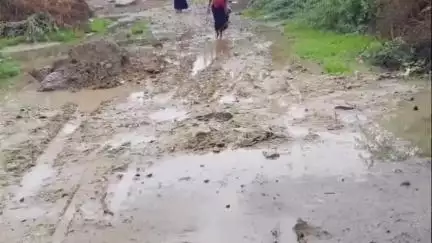 सुमेरपुर: तखतगढ़ नगर पालिका के 24 नंबर वार्ड में सड़क नहीं होने से बरसात में कीचड़ में गुजरने को मजबूर वार्डवासी
