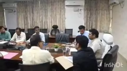 चाईबासा: उपायुक्त की अध्यक्षता में जिला स्तरीय आधार निगरानी समिति की बैठक आयोजित की गई