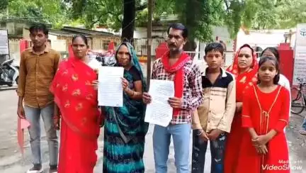 मिर्ज़ापुर: सबरी निवासी महिलाओं ने कलेक्ट्रेट में डीएम को सौंपा ज्ञापन, लेखपाल पर सही तरीके से नापी न करने का मामला
