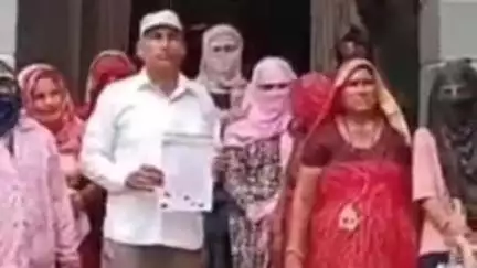 सीकर: बरसिंहपुरा रोड इलाके में पानी की समस्या से परेशान लोगों ने नगरपालिका में किया प्रदर्शन