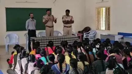 పిఠాపురం సైబర్ నేరగాల పట్ల అప్రమత్తంగా ఉండాలి: సీఐ శ్రీనివాస్ విద్యార్థులకు అవగాహన కల్పించారు.