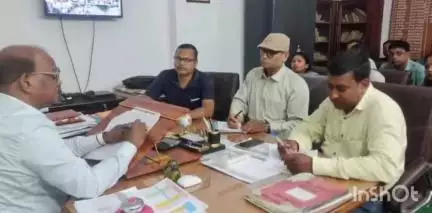 रानीश्वर: रानीश्वर बीडीओ श्री राजेश कुमार सिन्हा ने पंचायत सचिवों के साथ आवास योजना और 15वीं वित्त योजना पर की बैठक