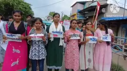 ডায়মন্ডহারবার ১: একাধিক দাবি নিয়ে ডায়মন্ডহারবার এসডিও অফিসে বিক্ষোভ দেখালো ছাত্রছাত্রীরা