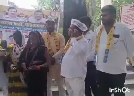 अकबरपुर: सरकारी स्कूल बंद करने के विरोध में कलेक्ट्रेट के निकट आप पार्टी का धरना, बोले- शिक्षा से ज्यादा शराब को बढ़ा रही सरकार