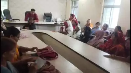 केवटी रनवे: केवटी प्रखंड क्षेत्र में बीएलओ और आंगनबाड़ी सेविकाओं को चुनाव कार्य का प्रशिक्षण दिया गया