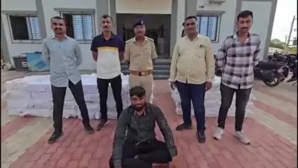 રાપર: ખતલાવાંઢ સીમમાંથી કટીંગ સમયે ટ્રક અને પિકઅપ ગાડીમાં માટીની આડમા છુપાવેલ રૂ.૨૧.૪૫ લાખના દારૂ સાથે 1ને ઝડપ્યો, 8 સામે ફરિયાદ