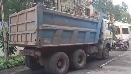 धुळे: पुरमेपाडा भागात अवैध्य गौण खनिज वाहतूक करणारा डंपर महसूल भरारी पथकाने पकडून जिल्हाधिकारी कार्यालयात केला जमा