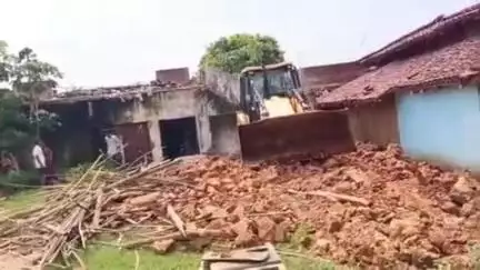 डंडई: जरही में प्रशासन की बड़ी कार्रवाई, नोटिस के बाद भी अवैध कब्जा नहीं हटाने पर बुलडोजर से हटाया गया