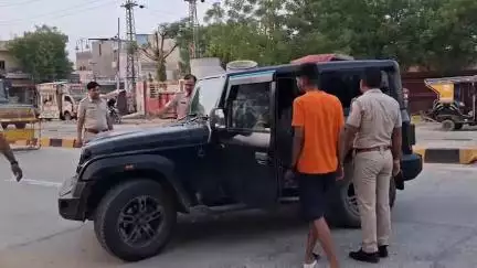 चूरू: सदर पुलिस ने पुलिस लाइन के पास की नाकाबंदी, वाहनों की ली सघन तलाशी, 10 वाहनों के काटे चालान