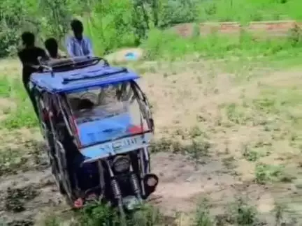 हसनपुर: आदमपुर के गांव पीतमपुर में ई-रिक्शा से स्टंट करते युवकों का वीडियो हुआ वायरल