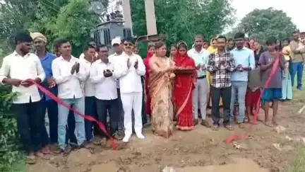 इचाक: डाढ़ा में अंधेरे से मुक्ति: डाढ़ा पंचायत के बभनी गांव में मुखिया की पहल पर लगा नया ट्रांसफार्मर