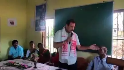 লংকা: কাকীৰ ডেৰাপথাৰ হাইস্কুলত অনুষ্ঠিত হোৱা বিদ্যালয়খনৰ অভিভাৱকসকলৰ সভাত উপস্থিত বিধায়ক শিবু মিশ্ৰ