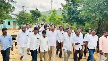 రైతుల సమస్యలు స్వయంగా తెలుసుకున్న వైఎస్ఆర్‌సిపి రాష్ట్ర ప్రధాన కార్యదర్శి శ్రీకాంత్ రెడ్డి