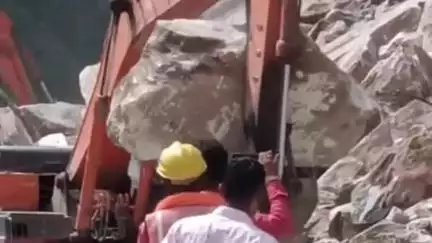 नेशनल हाइवे शिलाई उत्तरी के पास भारी भरकम चट्टने आने से 2 घंटे तक हुआ बंद