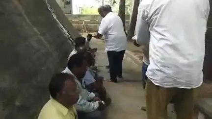 తమ సమస్యలను పరిష్కరించాలంటూ నగరంలో చేపట్టిన నిరసనకు తాత్కాలిక విరామం ఇచ్చిన మున్సిపల్ కార్మికులు