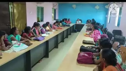 करायपरसुराय: बीडीओ ने प्रखंड कार्यालय में जीविका कर्मियों को मतदाता पुनरीक्षण कार्य के लिए दिशा-निर्देश दिए