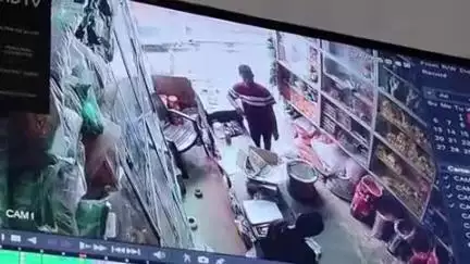 नगर बुगरासी मार्ग पर एक दुकान के गल्ले से पैसे निकलते हुए एक कर सीसीटीवी कैमरे में हुआ कैद, दुकानदार ने रंगे हाथों दबोचा