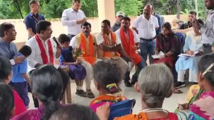 नारायणपुर: नक्सल प्रभावित ईरकभट्टी में जनचौपाल लगाकर उपमुख्यमंत्री और वनमंत्री ने ग्रामीणों से चर्चा की, दिया विकास का भरोसा