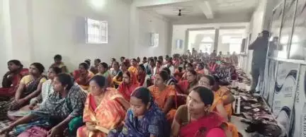 राजपुर: राजपुर प्रखंड के नोखा रोड स्थित जीविका कार्यालय में विशेष मतदाता पुनरीक्षण के लिए जीविका दीदी को दिया गया प्रशिक्षण