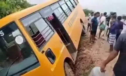 జడ్చర్ల: బాలానగర్ మండలం  పెద్దబాయితండా వద్ద దుపుతప్పి దూసుకెళ్లిన స్కూల్ బస్సు
 క్షేమంగా బయటపడ్డ విద్యార్థులు తప్పిన పెను ప్రమాదం