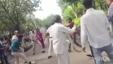 आष्टा: आष्टा कोर्ट में पुलिस के सामने बंजारा समाज के लोगों में मारपीट, 376 का मामला, 6 हिरासत में