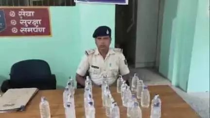 पताही: पुलिस ने बखरी गांव में छापेमारी कर एक महिला तस्कर के घर से नेपाली शराब बरामद किया, थाना अध्यक्ष ने दी जानकारी