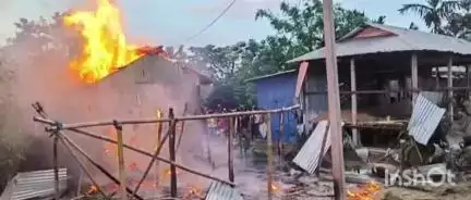 নগৰবেৰা: নগৰবেৰাৰ সমীপৱৰ্তী কামাৰপাৰাত শিশু অপহৰণৰ ঘটনাৰে জড়িত অভিযুক্তৰ ঘৰত অগ্নিসংযোগ ৰাইজৰ, শিশুটিক হত্যাৰ সন্দেহ