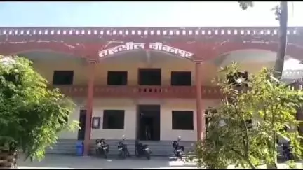 बीकापुर: उप जिलाधिकारी बीकापुर विकासधर दुबे ने क्षेत्र में तैनात 2 लेखपालों को सस्पेंड किया, तहसील में मचा हड़कंप
