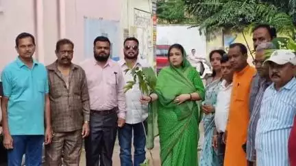 जशपुर: पर्यावरण संरक्षण हमारा साझा दायित्व: प्रियंवदा सिंह जूदेव ने समाज प्रमुखों को दिए पौधे