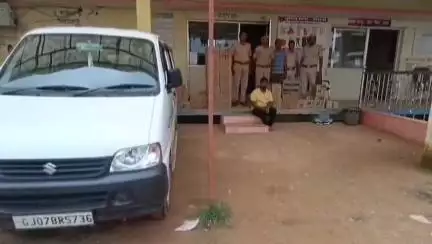 झौथरी: चौरासी पुलिस ने करावाड़ा में नाकाबंदी के दौरान एक कार से ₹2.5 लाख की अवैध शराब जब्त की, तस्कर गिरफ्तार