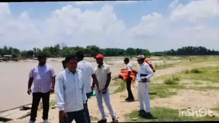 महसी: बाढ़ प्रभावित गांव बौंडी, दुइजी पुरवा का BDO और SDM ने किया निरीक्षण, प्रभावित लोगों को दिया त्रिपाल