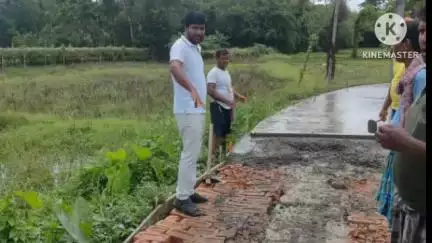 কুলপি: রামকিশোর অঞ্চলে বীরেন গায়েনের বাড়ি থেকে কোভিদ গায়েনের বাড়ি পর্যন্ত ঢালাইফেলা রাস্তার কাজ দেখতে এলো যুব সভাপতি
