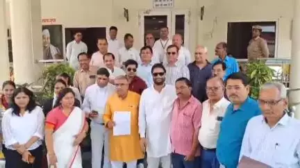 झांसी: BKD के कोठारी हॉल को खाली कराने के लिए पुरातन छात्रों ने कलेक्ट्रेट कार्यालय में जिलाधिकारी को सौपा ज्ञापन#jansamasya