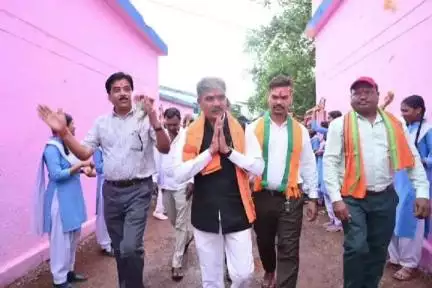 बेरला: ग्राम दर्री विद्यालय का निरीक्षण कर साजा में आयोजित शाला प्रवेश उत्सव कार्यक्रम में शामिल हुए विधायक ईश्वर साहू