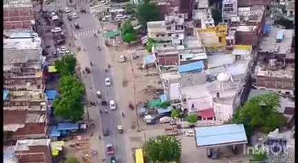 प्रतापगढ़: आगामी त्योहारों के मद्देनजर सुरक्षा व्यवस्था को प्रभावी बनाने के लिए शहर के चौक घंटाघर से ड्रोन कैमरों से की गई निगरानी