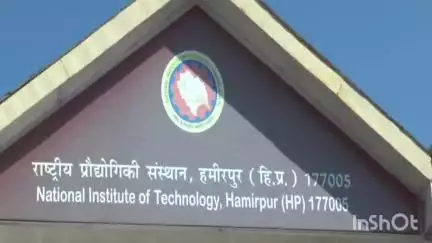 हमीरपुर: एनआईटी गेट के पास सड़क पर पलटे हुए टिप्पर के रेत का महिला ने लिया फोटो, चालक ने पत्थर उठाकर की गाली-गलौज, मामला दर्ज