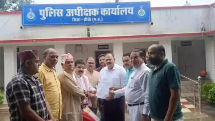रामपुर नैकिन: कांग्रेस नेताओं ने एसपी कार्यालय में एडिशनल एसपी को सौंपा पत्र, जीतू पटवारी के खिलाफ मामला वापस लेने की मांग